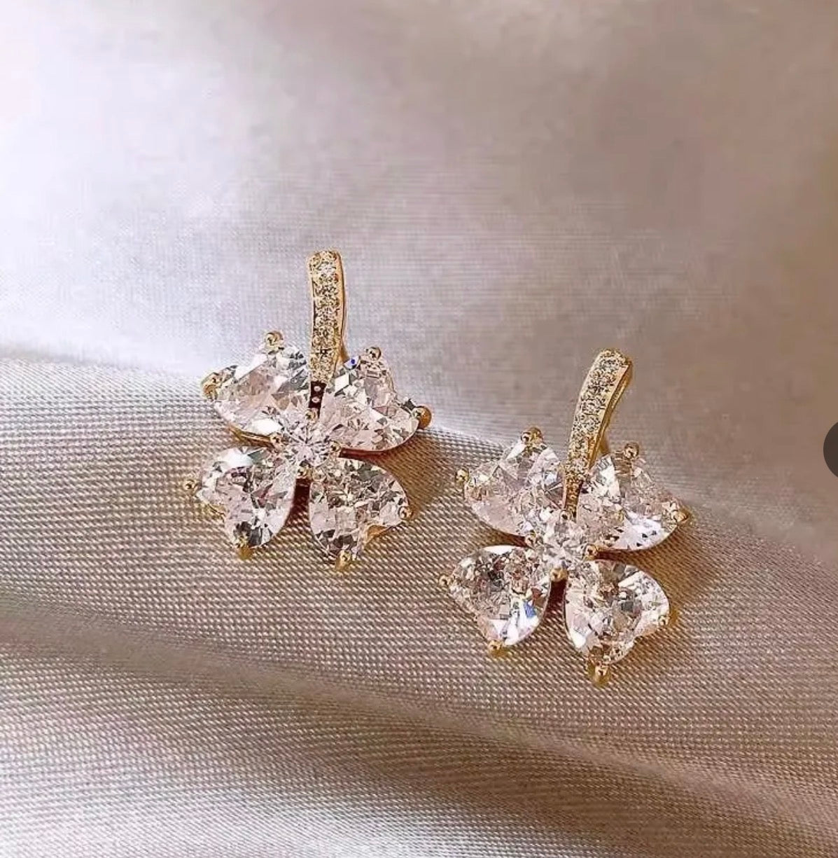 Sparkling Zirconia Clover Studs B
