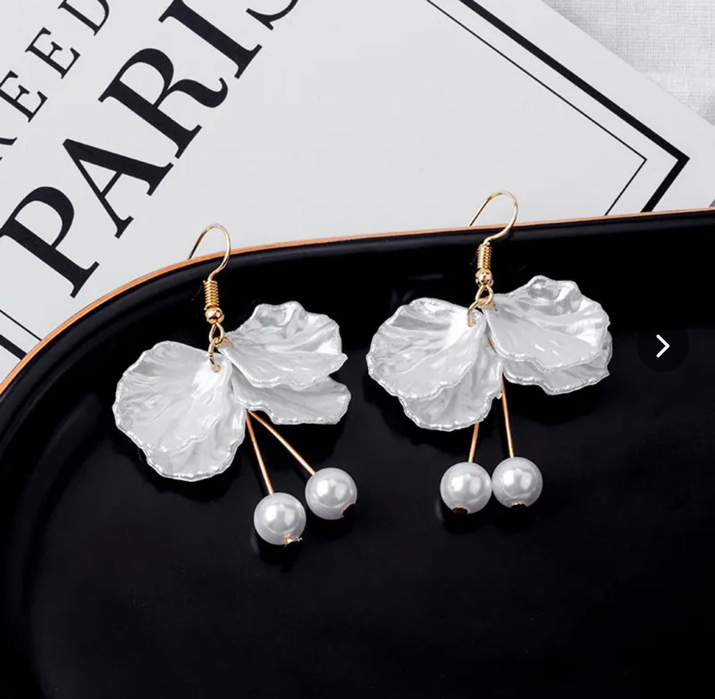 White Petal Pearl Tassel