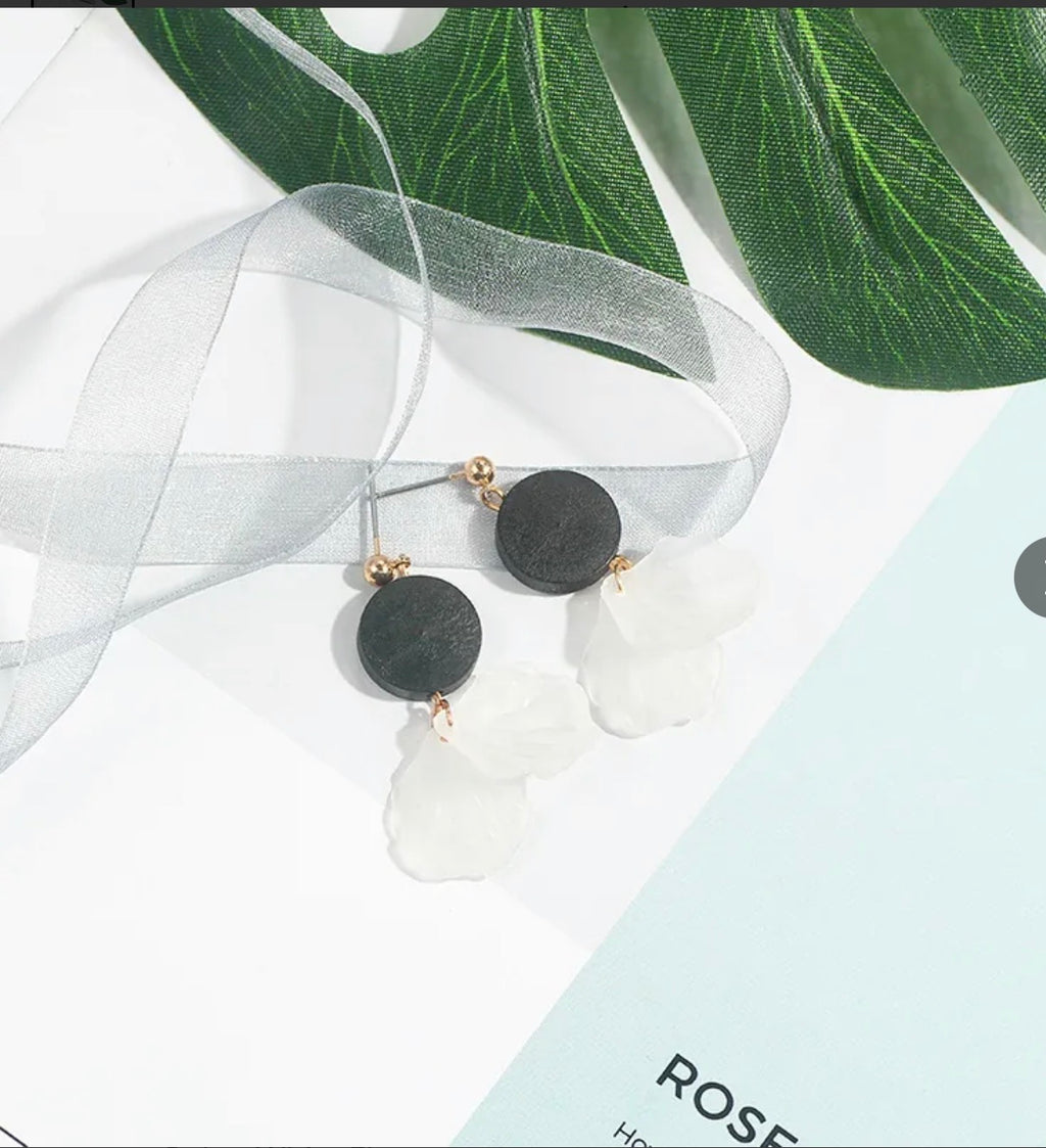 Black Round Piece White Double Petal