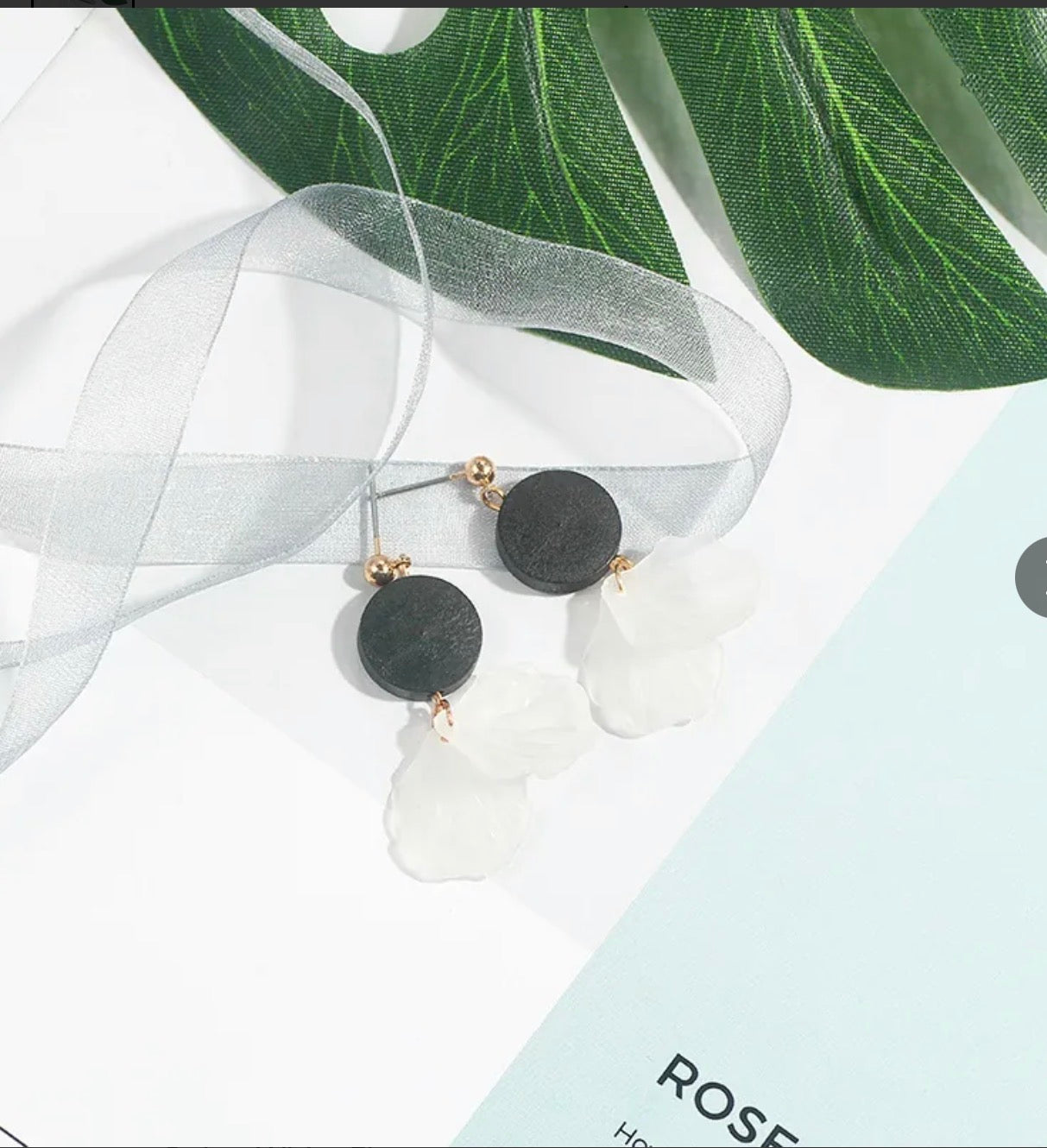 Black Round Piece White Double Petal