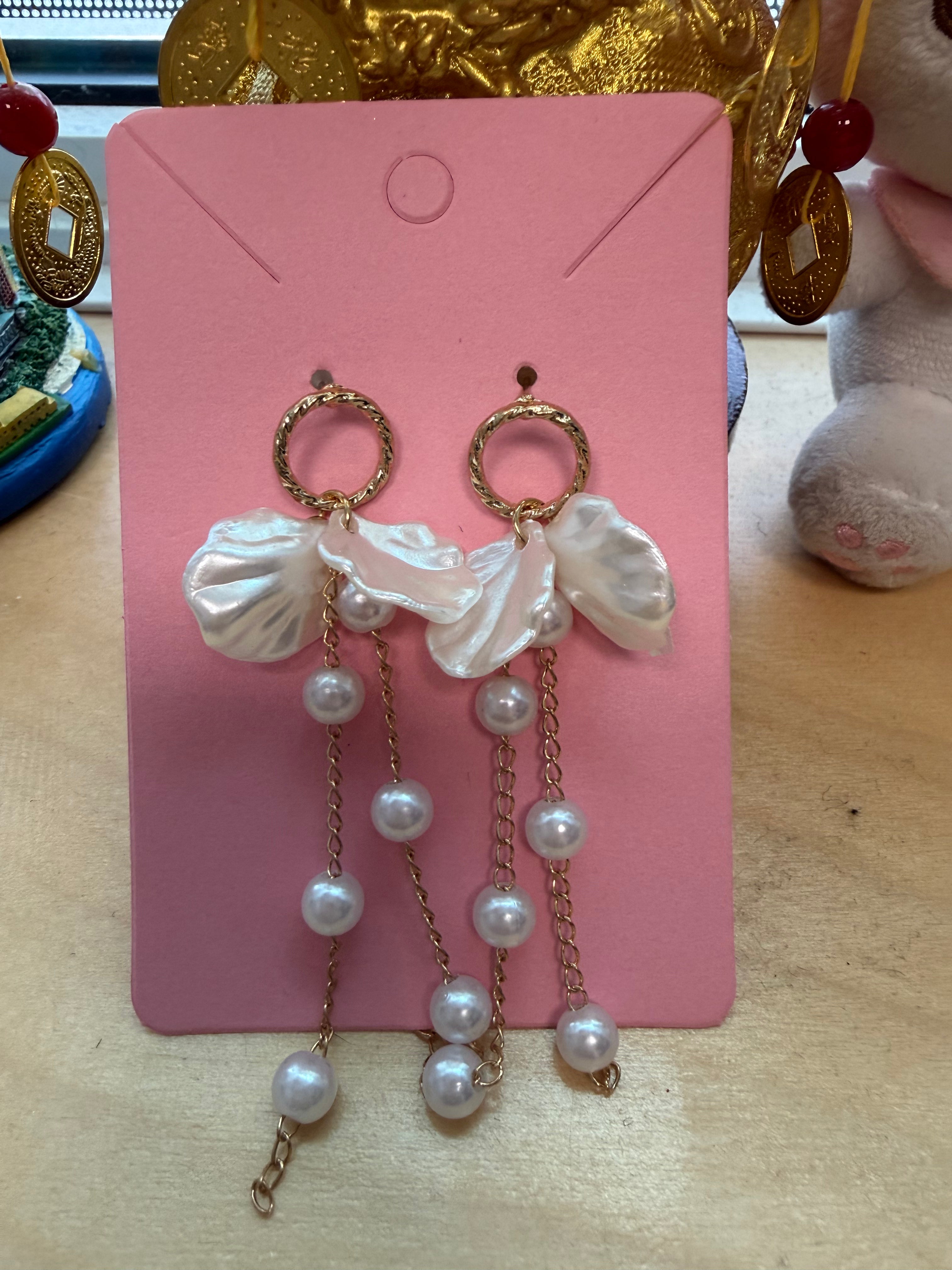 Pearlescent Petal Tassel Pear Drop