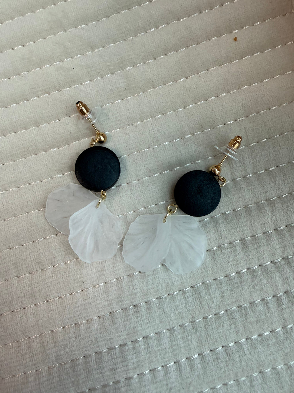 Black Round Piece White Double Petal