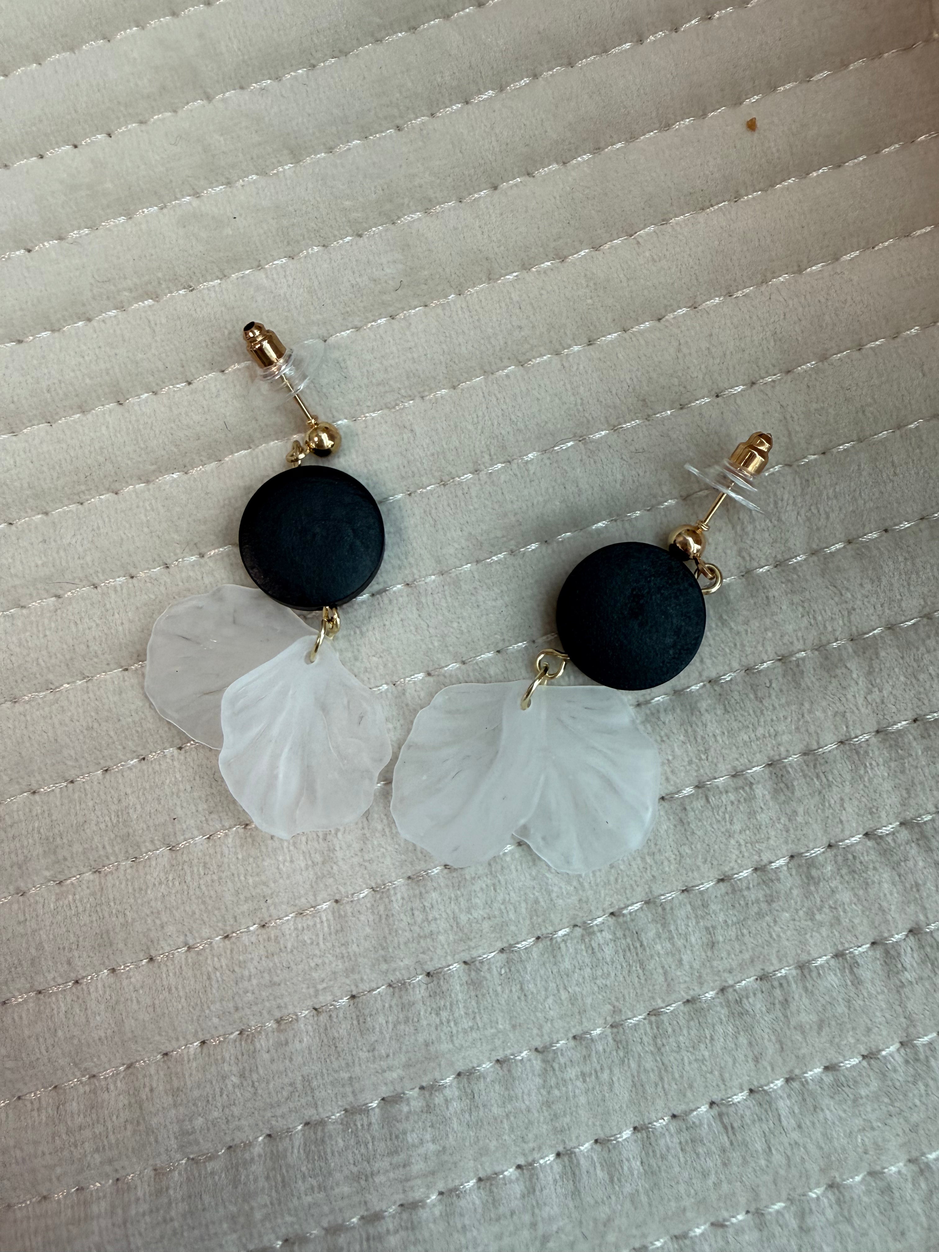 Black Round Piece White Double Petal