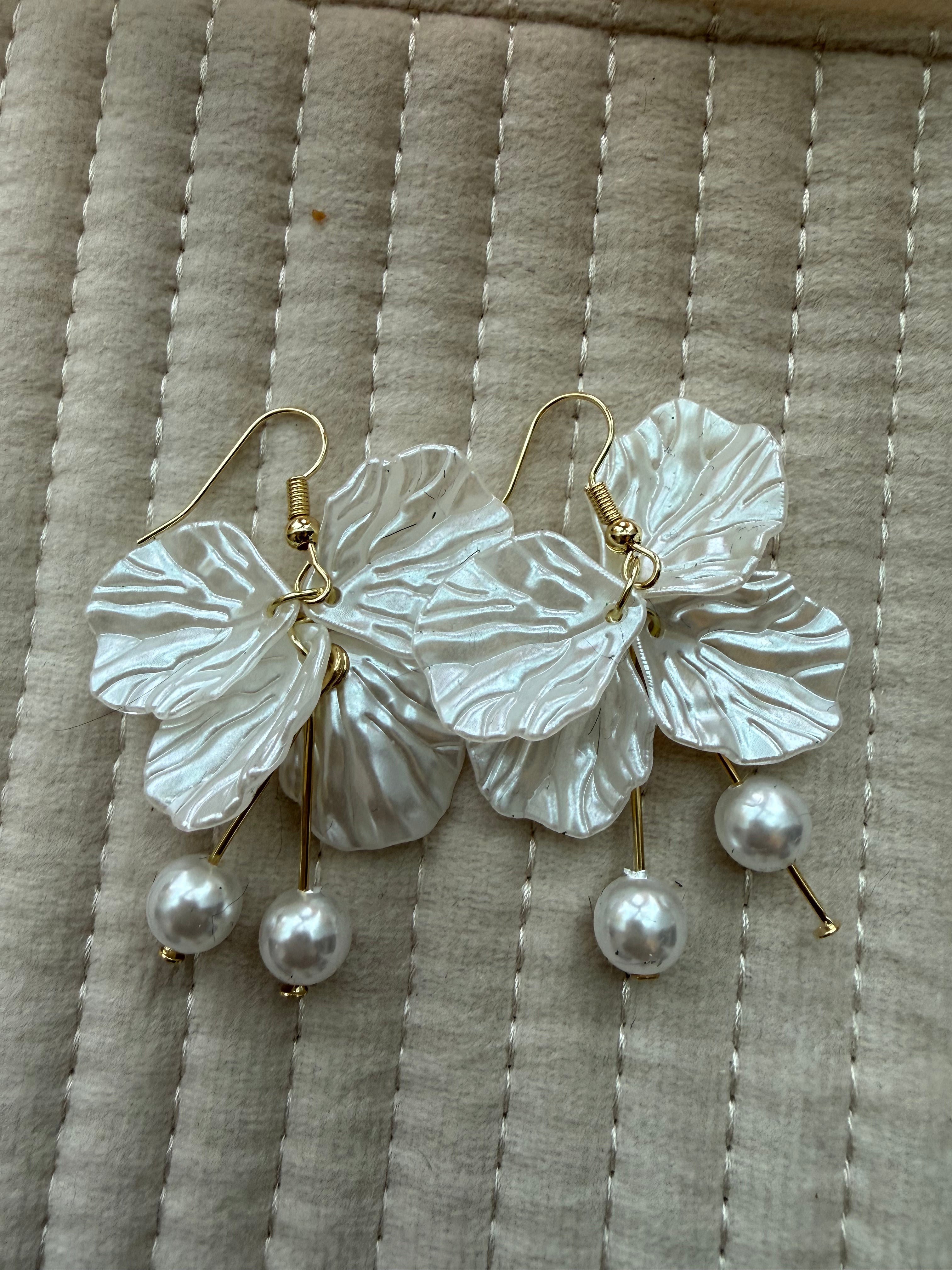 White Petal Pearl Tassel