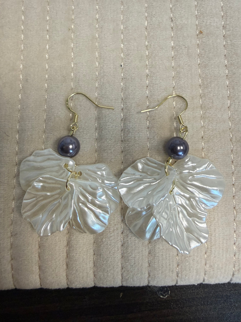 Translucent White Flower Dark Pearl