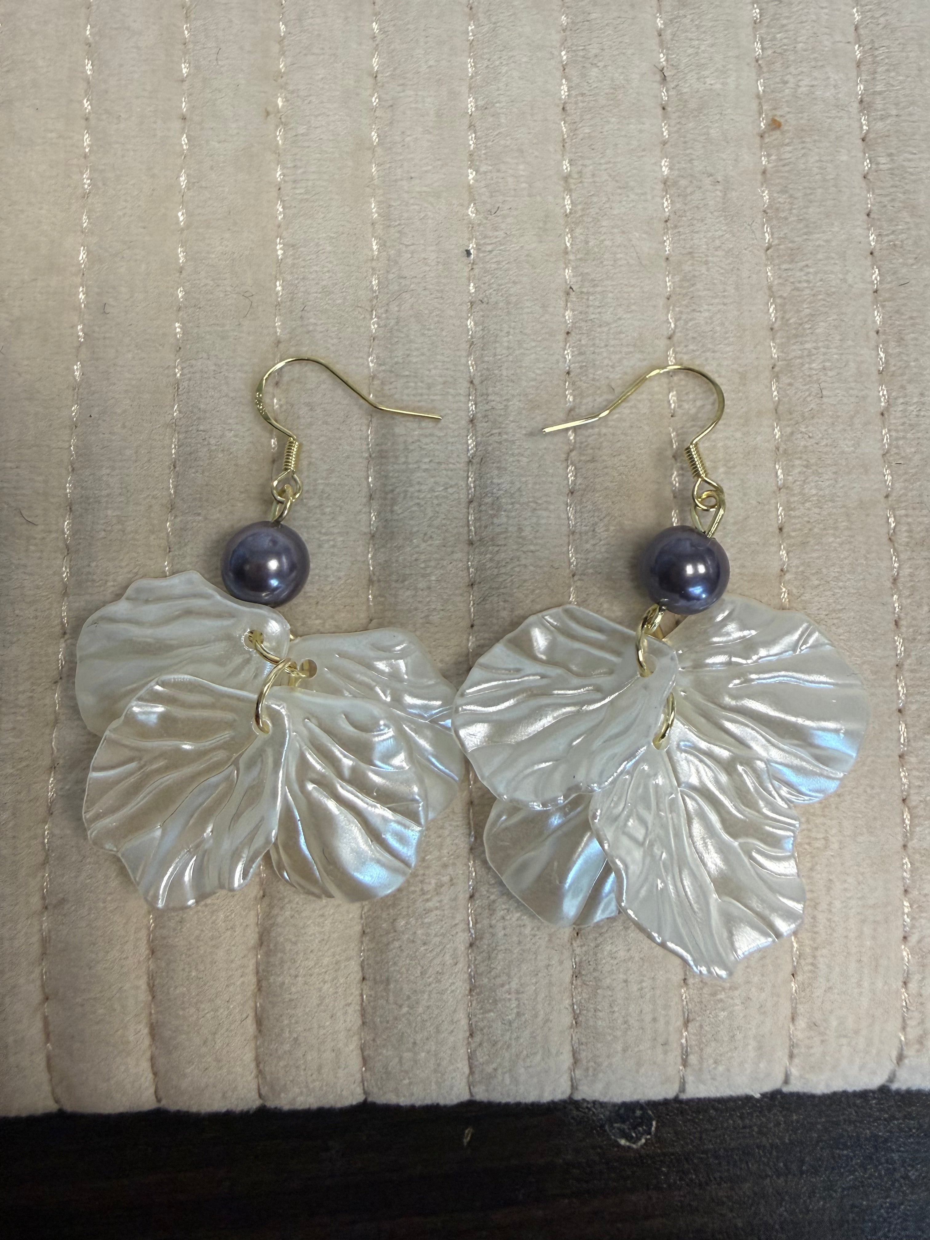 Translucent White Flower Dark Pearl
