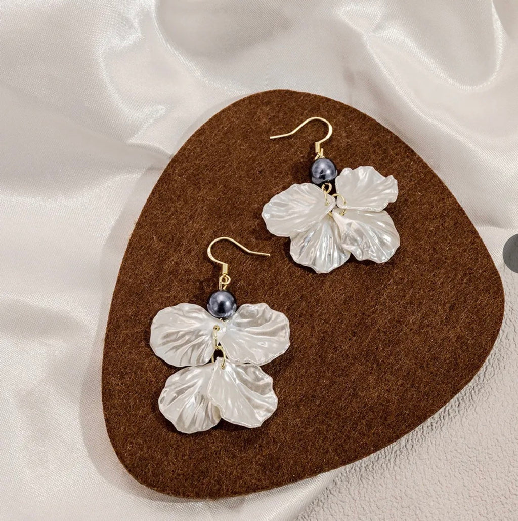 Translucent White Flower Dark Pearl